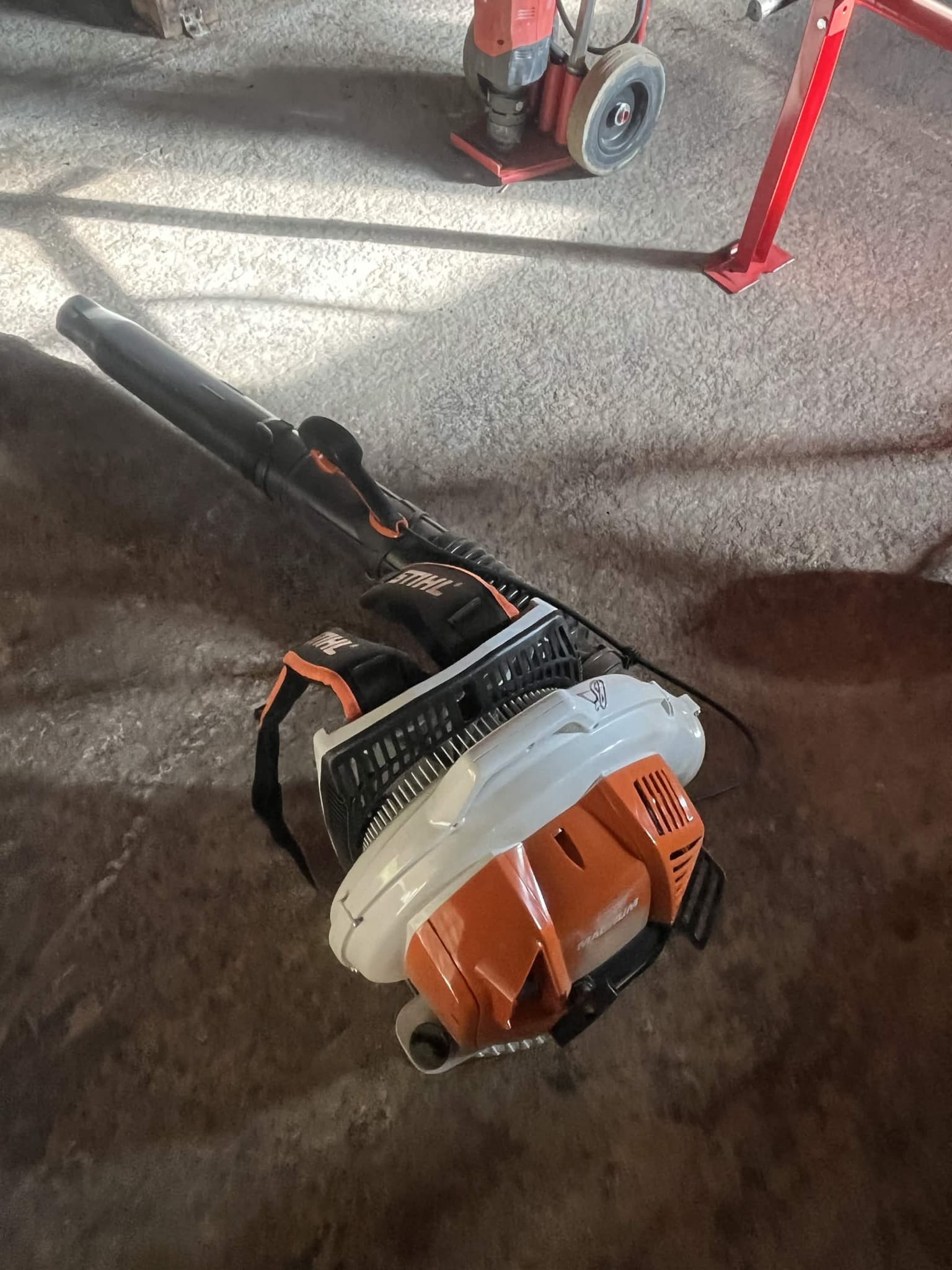 Souffleur STIHL BR 800 X avec son tube, sa buse et sa poignée de commande