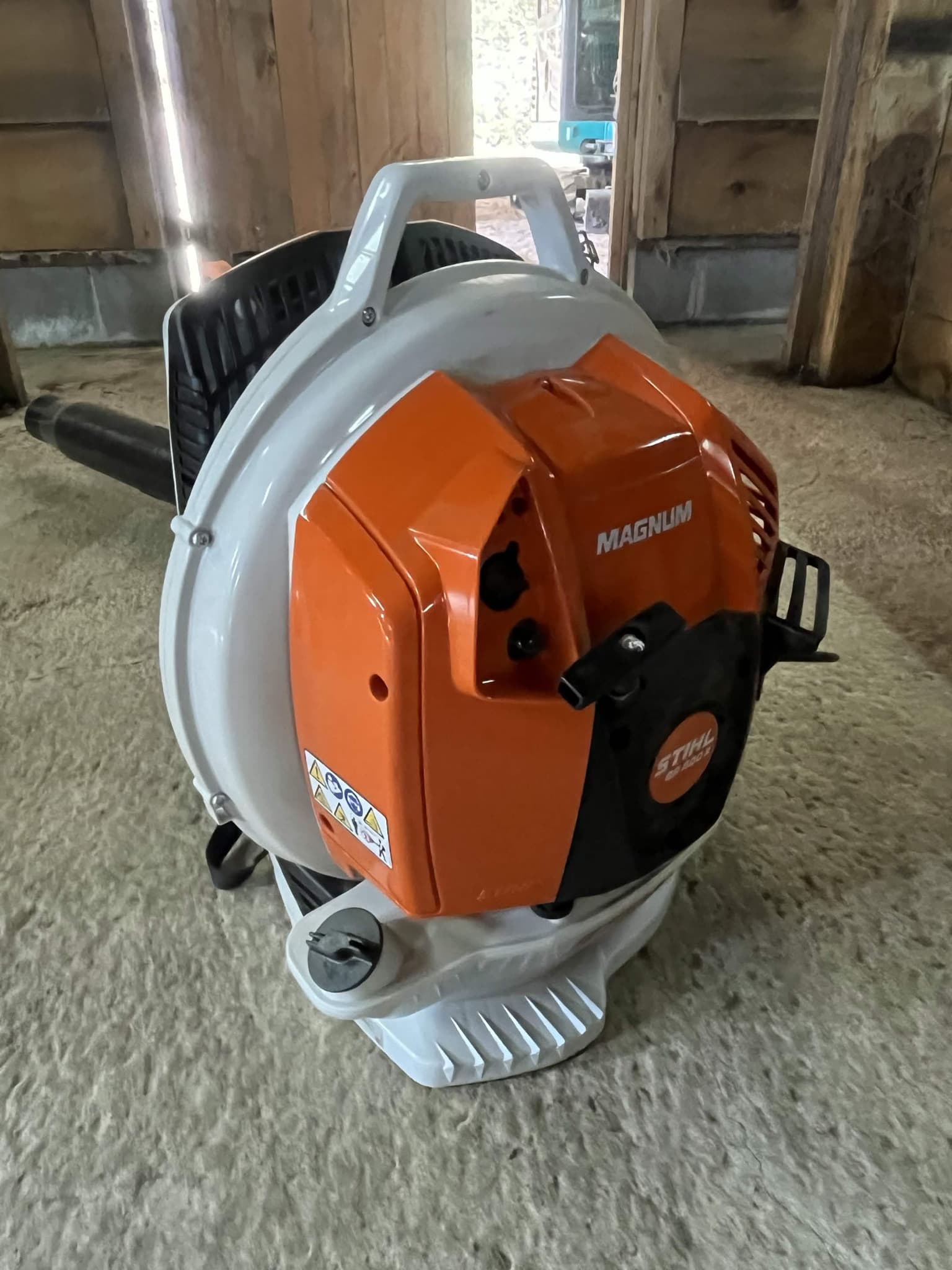 Vue de trois quarts du souffleur STIHL BR 800 X, de sa poignée de transport et du bouchon de carburant